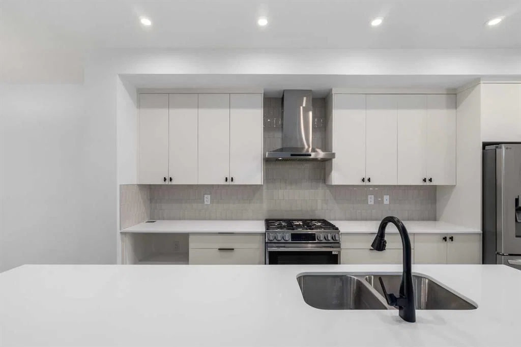624 Rowmont Boulevard NW, Calgary — photo 5 of 38