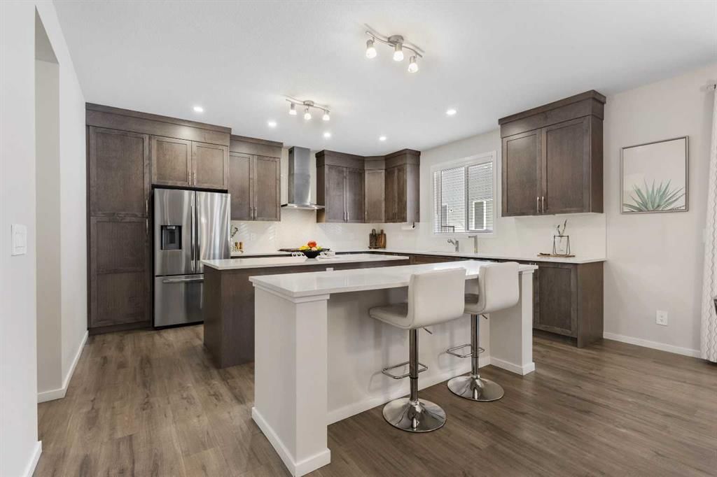 33 Carringham Heights NW, Calgary — photo 4 of 40
