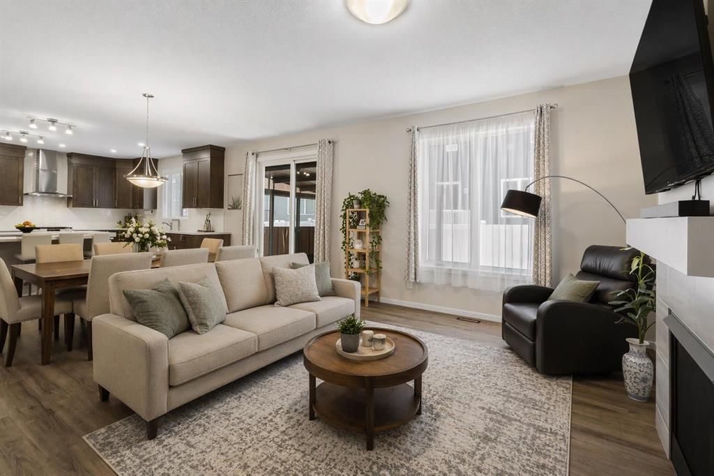 33 Carringham Heights NW, Calgary — photo 5 of 40
