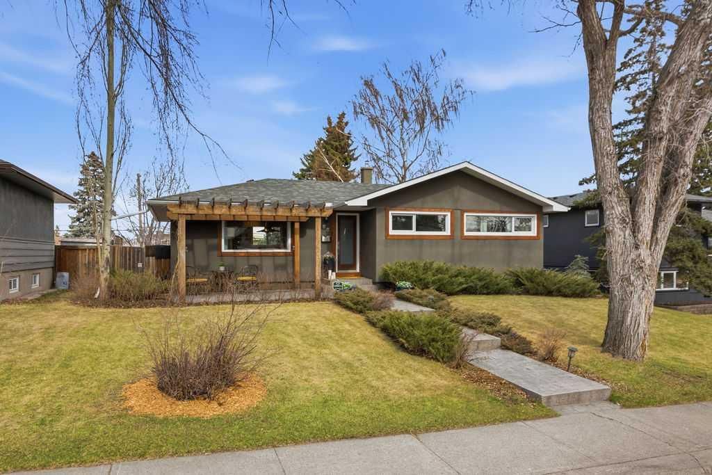 86 Warwick Drive SW, Calgary — main listing photo