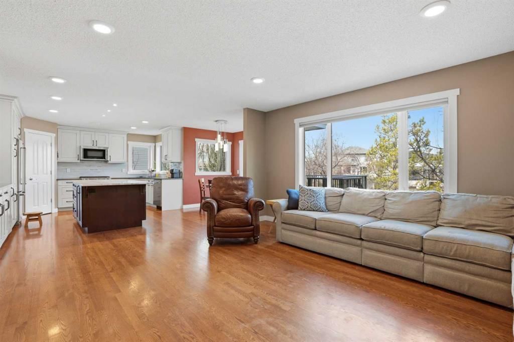 444 Douglas Glen Close SE, Calgary — photo 4 of 39