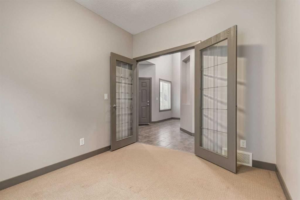 33 Everoak Circle SW, Calgary — photo 3 of 25