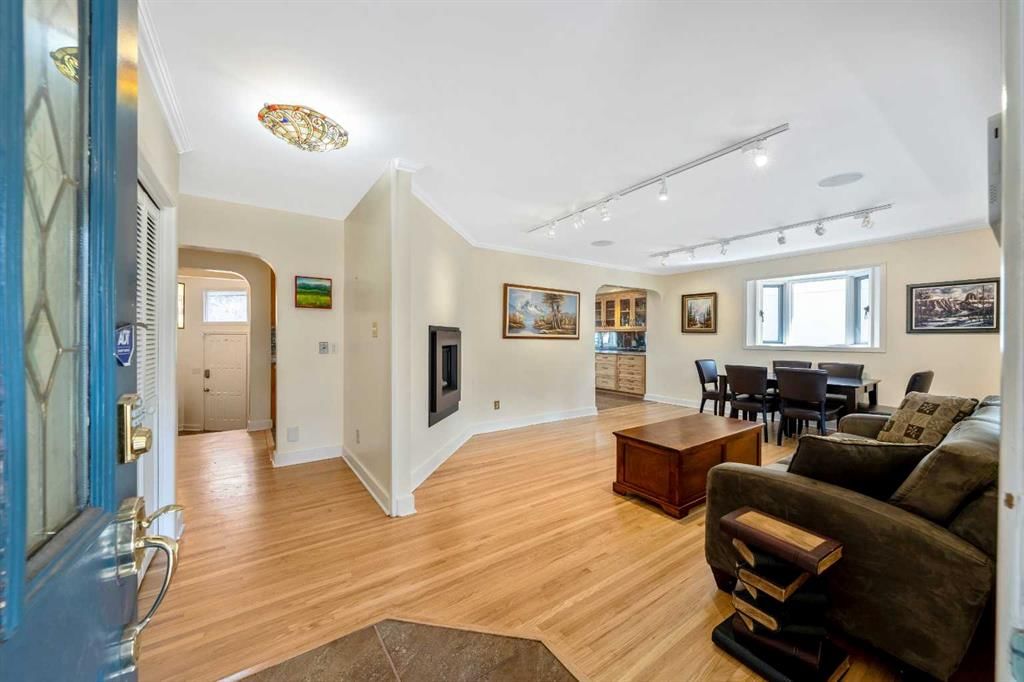 1338 Hamilton Street NW, Calgary — photo 4 of 49