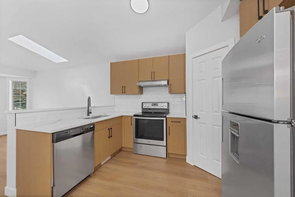 207 coral springs Circle NE, Calgary — photo 5 of 41