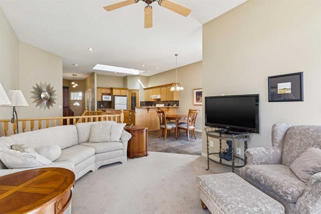 19 Wentworth Gardens SW, Calgary — photo 5 of 27