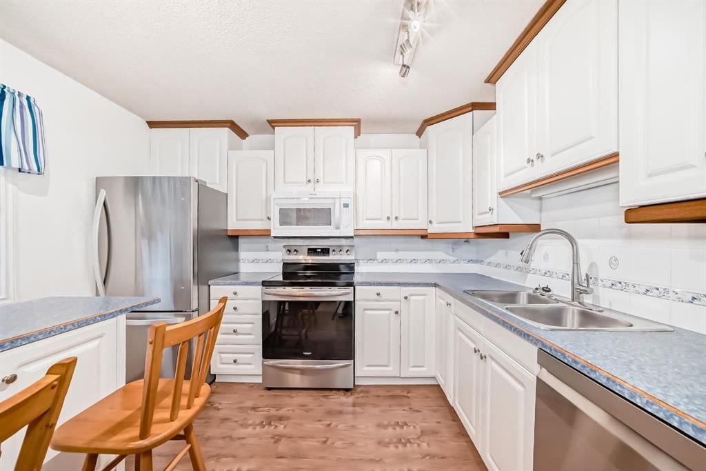 255 Falshire Way NE, Calgary — photo 4 of 36