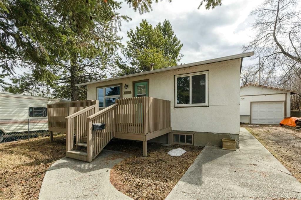 6507 34 Avenue NW, Calgary — main listing photo