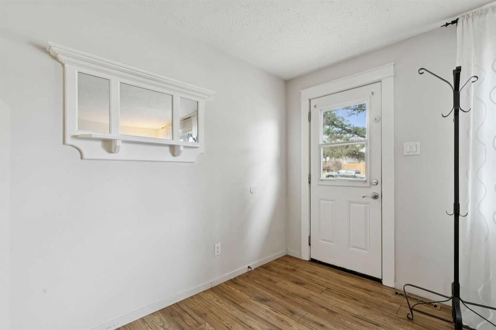 6507 34 Avenue NW, Calgary — photo 4 of 28
