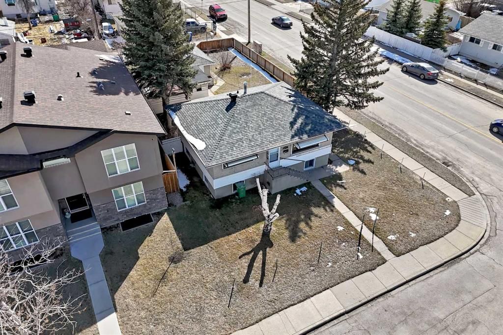 7448 21 Street SE, Calgary — photo 2 of 25