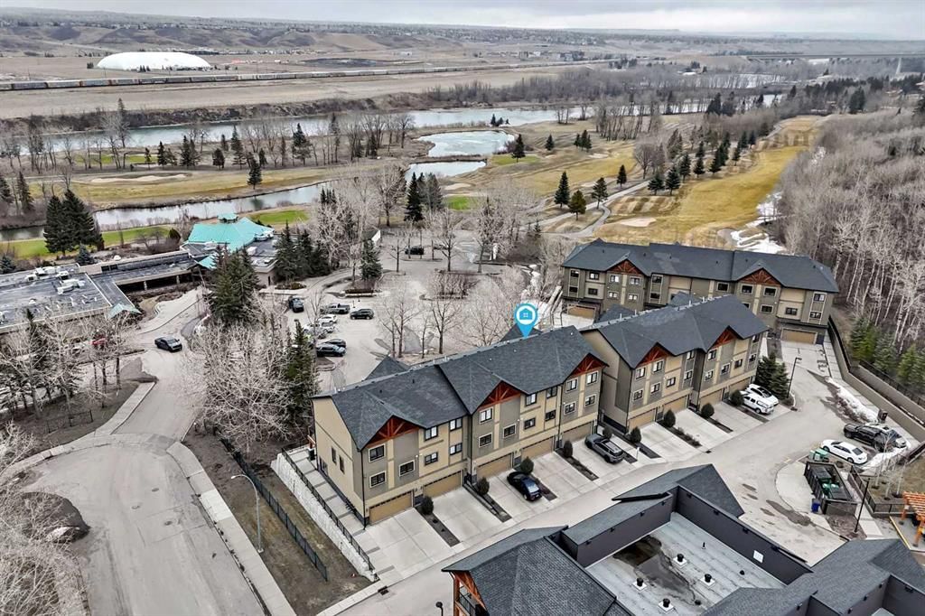 405 Valley Ridge Manor NW, Calgary — photo 2 of 37