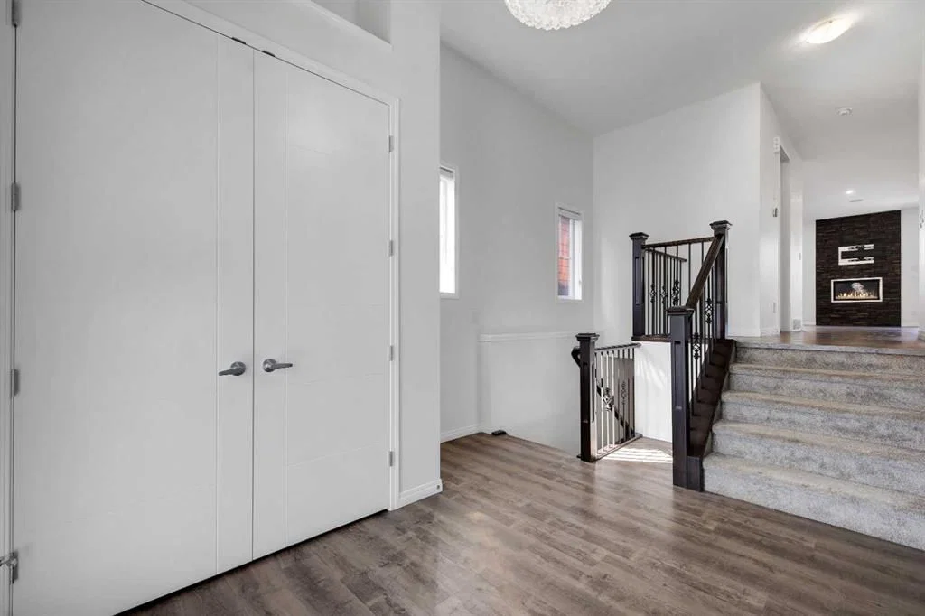 17 Yorkstone Way SW, Calgary — photo 4 of 50