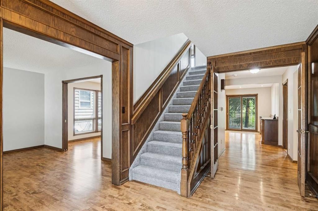 124 Edgehill Close NW, Calgary — photo 2 of 50