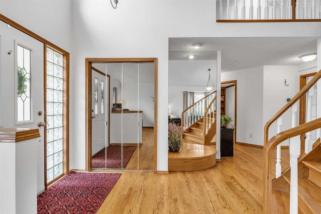 28 Woodpark Close SW, Calgary — photo 2 of 47