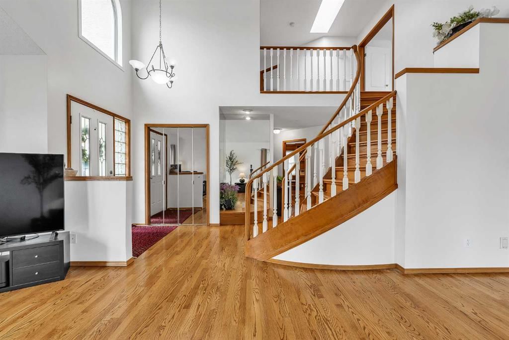 28 Woodpark Close SW, Calgary — photo 4 of 47