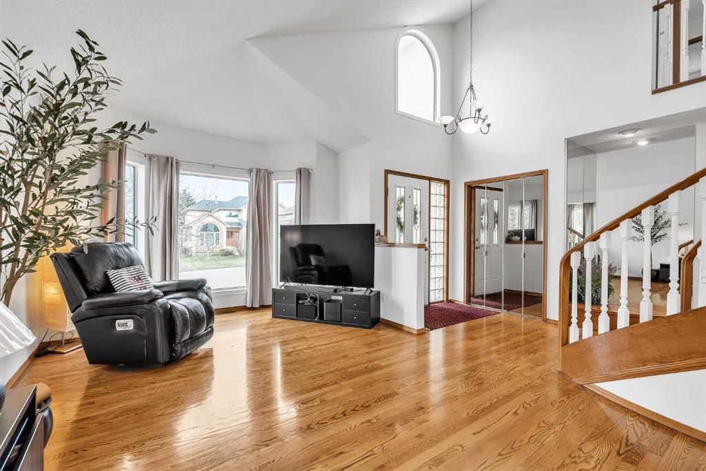 28 Woodpark Close SW, Calgary — photo 5 of 47