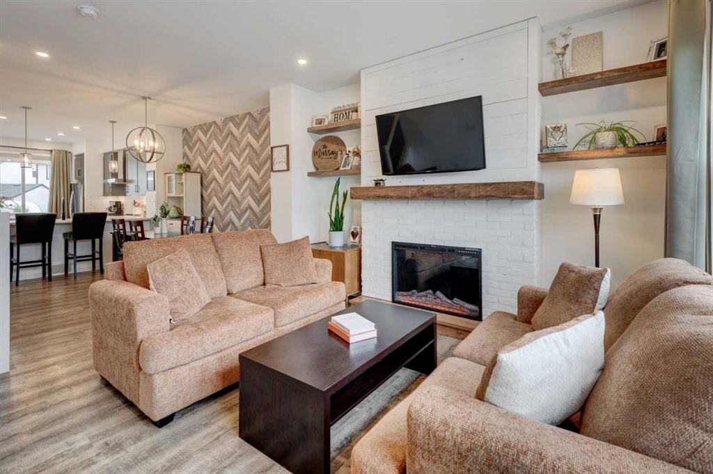 146 Magnolia Square SE, Calgary — photo 3 of 39