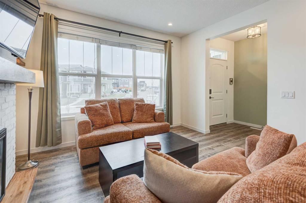 146 Magnolia Square SE, Calgary — photo 4 of 39
