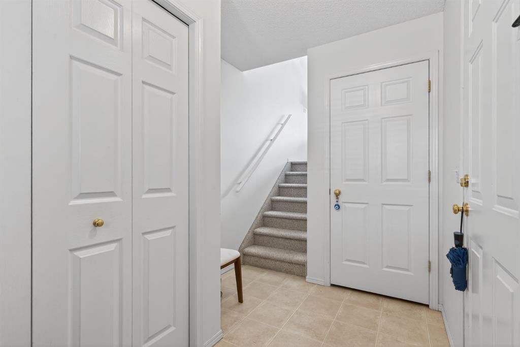 121 Rocky Ridge Court NW, Calgary — photo 3 of 30