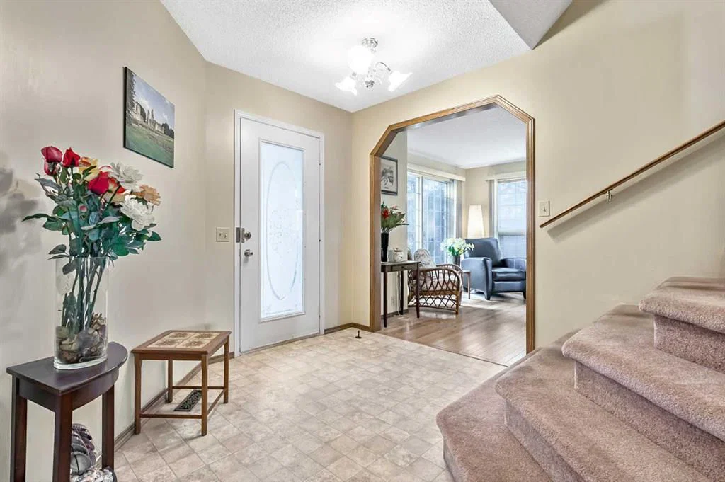 124 Catalina Place NE, Calgary — photo 3 of 26