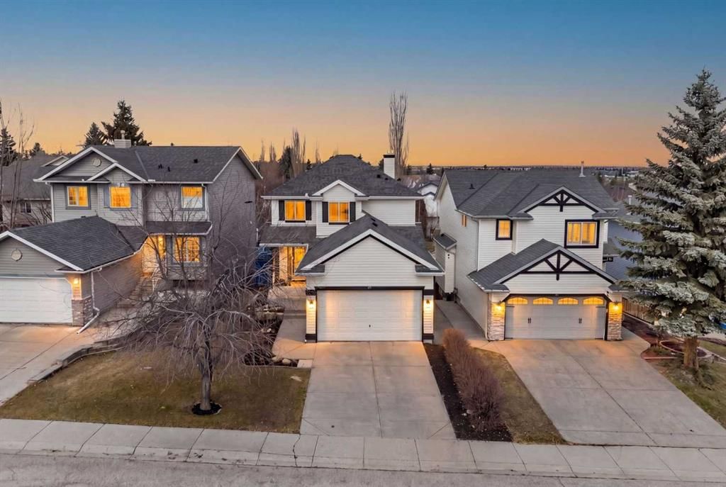 10 Somerglen Crescent SW, Calgary — photo 2 of 50