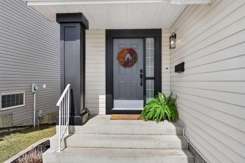 10 Somerglen Crescent SW, Calgary — photo 3 of 50