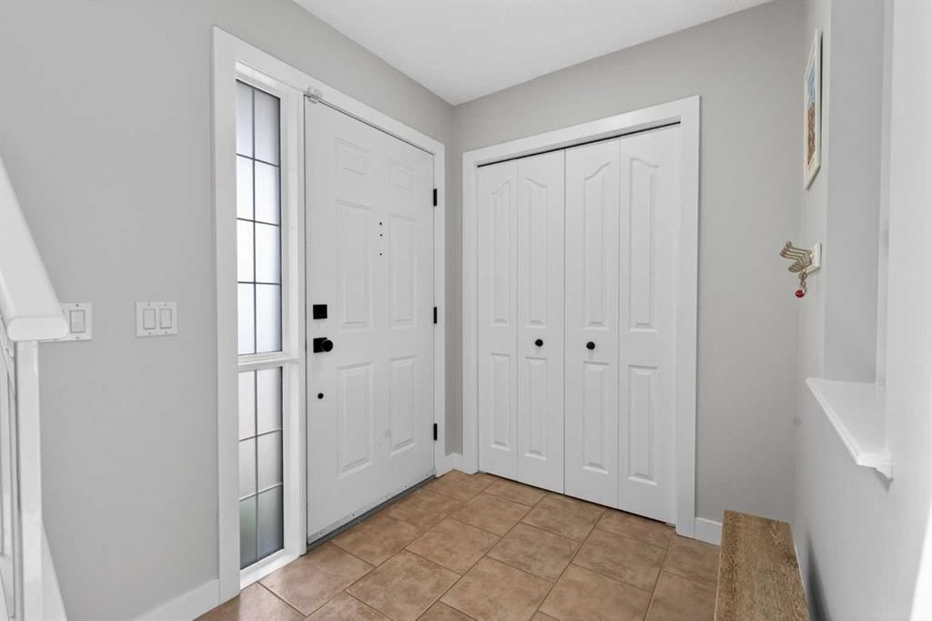 10 Somerglen Crescent SW, Calgary — photo 4 of 50