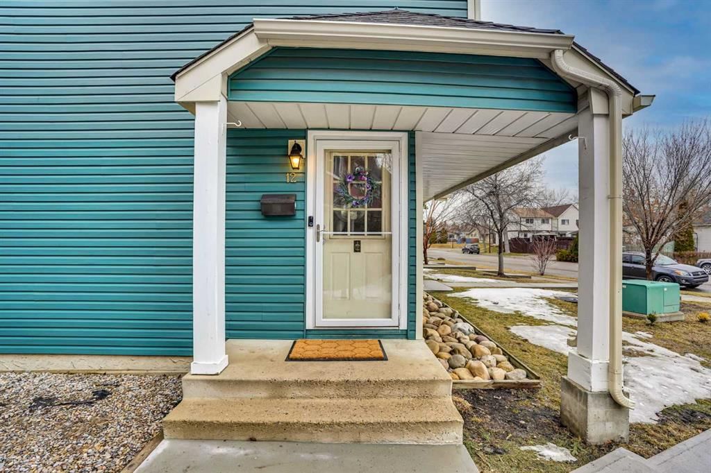 12 Queen Anne Close SE, Calgary — photo 5 of 50