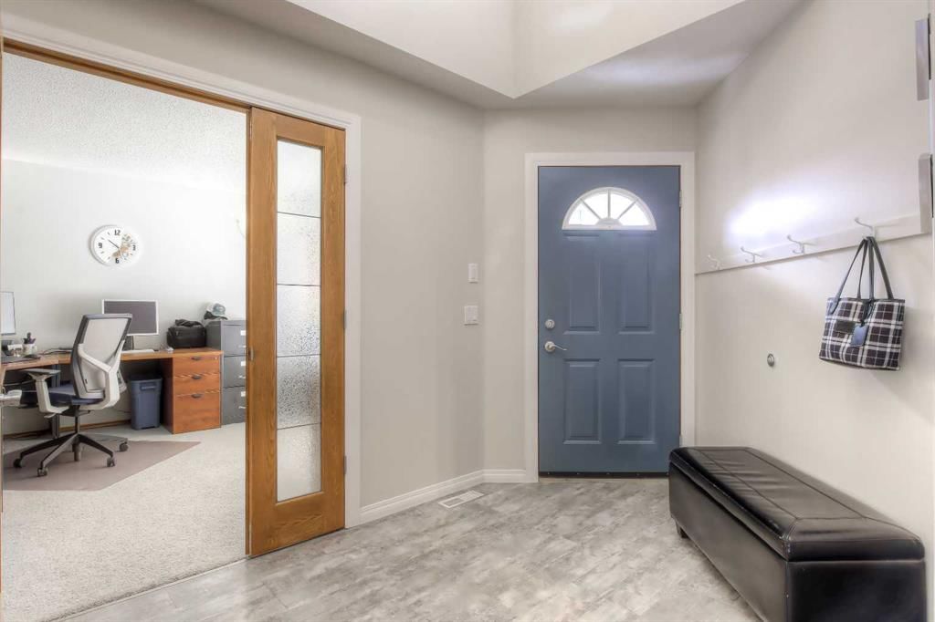 64 Hawkdale Close NW, Calgary — photo 3 of 50