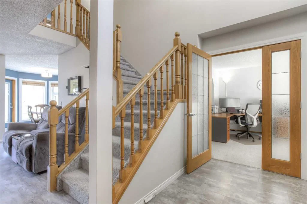 64 Hawkdale Close NW, Calgary — photo 4 of 50