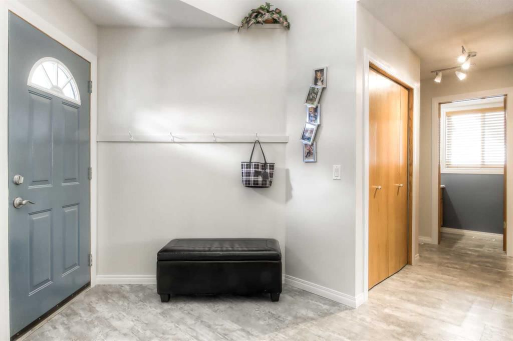 64 Hawkdale Close NW, Calgary — photo 5 of 50