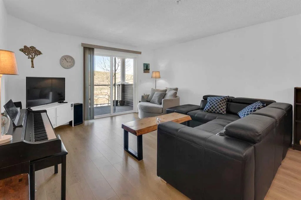2212, Tuscarora Manor NW, Calgary — photo 2 of 35
