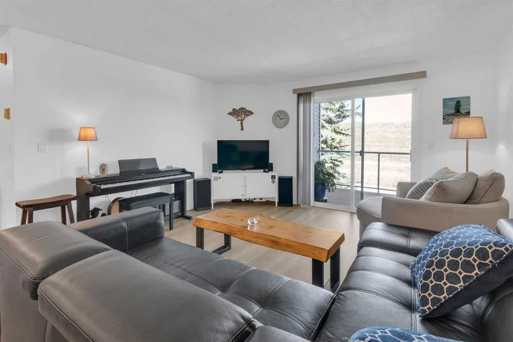 2212, Tuscarora Manor NW, Calgary — photo 3 of 35