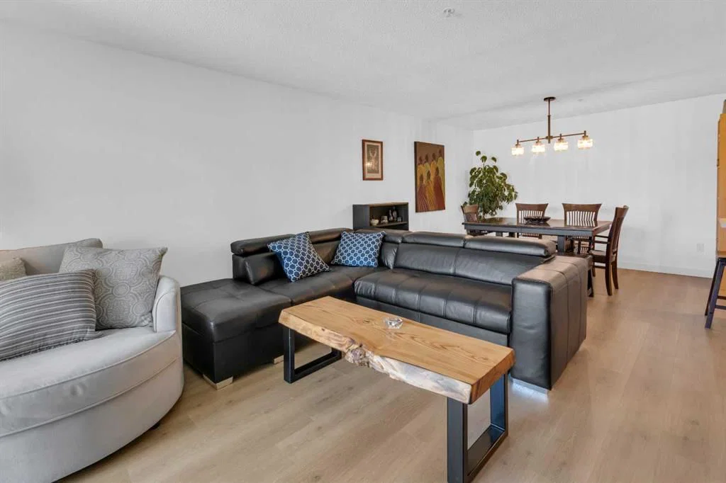 2212, Tuscarora Manor NW, Calgary — photo 4 of 35