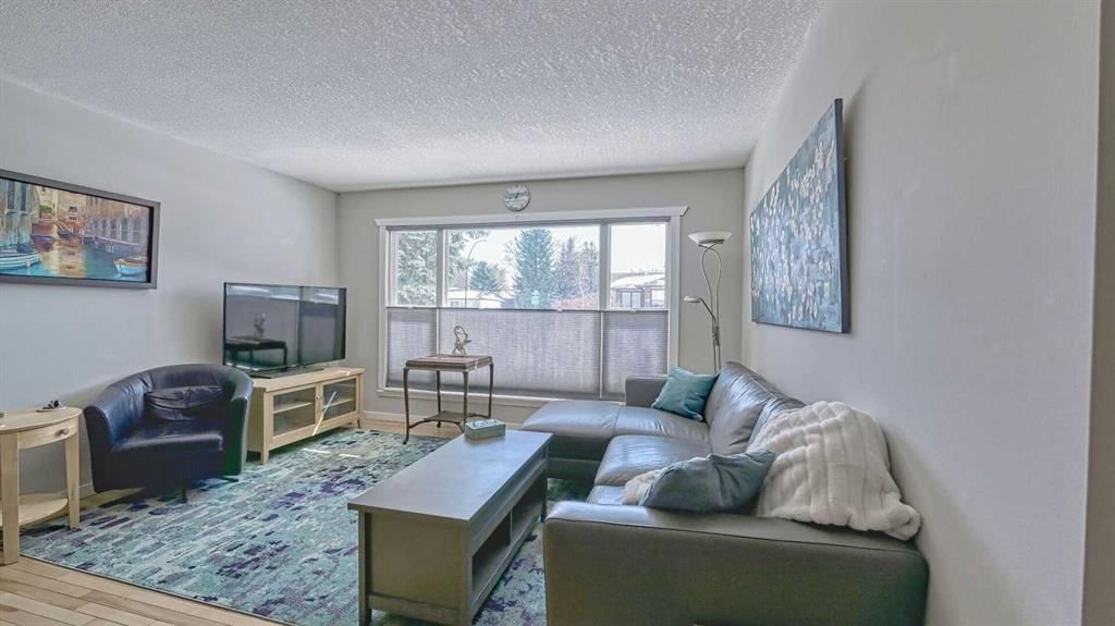 64 Midglen Drive SE, Calgary — photo 4 of 48