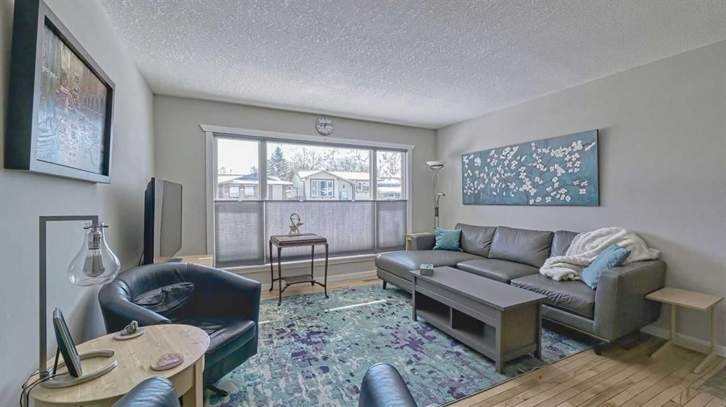 64 Midglen Drive SE, Calgary — photo 5 of 48