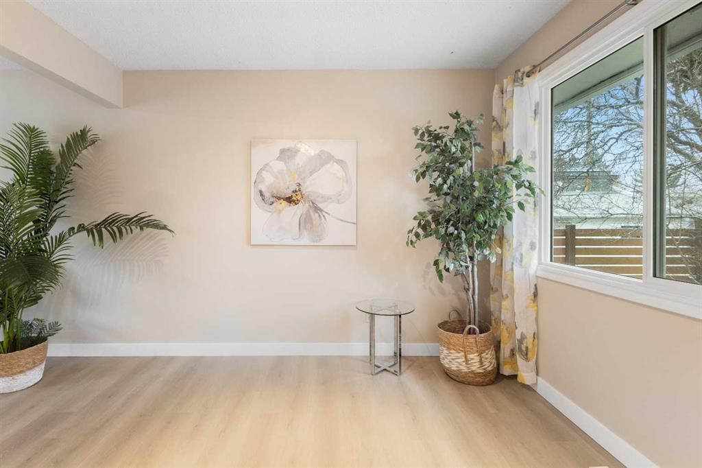 4823 Vanguard Road NW, Calgary — photo 4 of 37