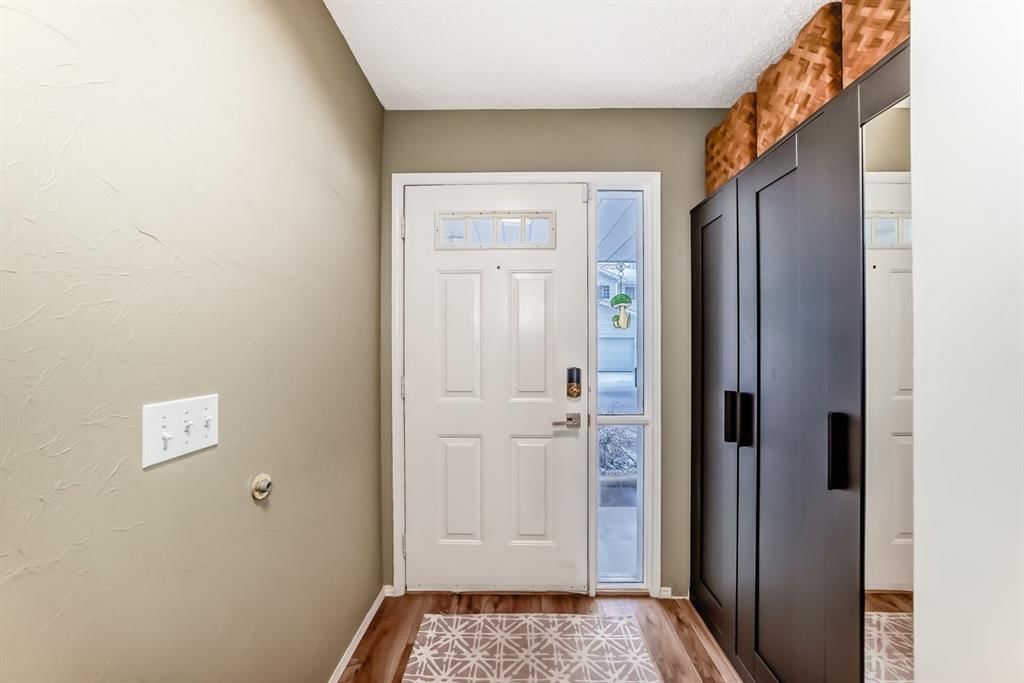 424 Hawkstone Manor NW, Calgary — photo 3 of 49
