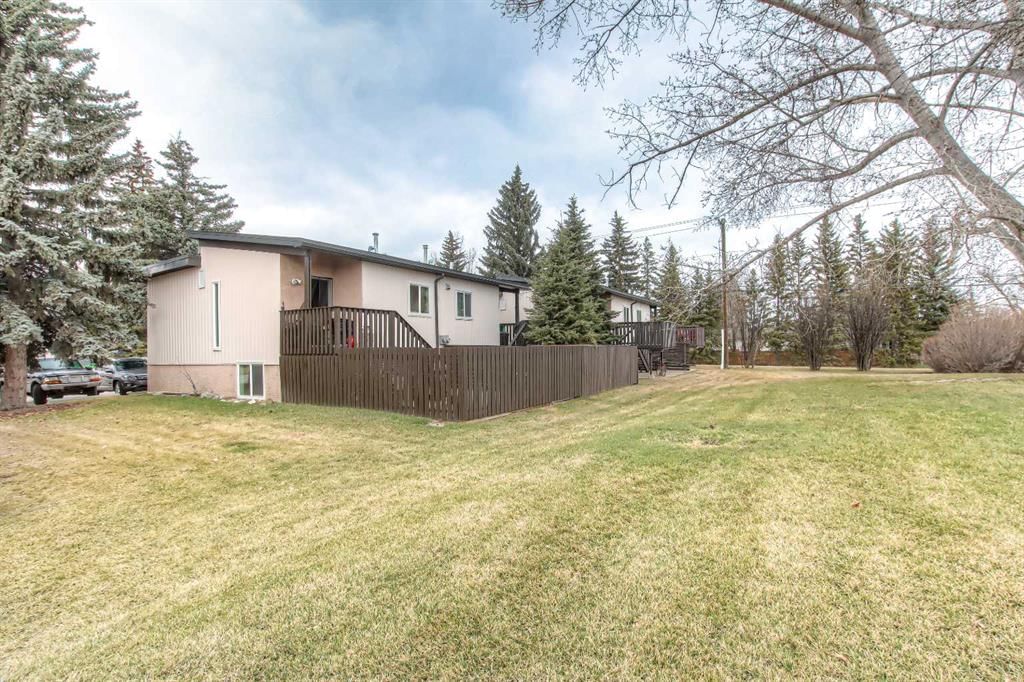 172 Oaktree Lane SW, Calgary — photo 2 of 23