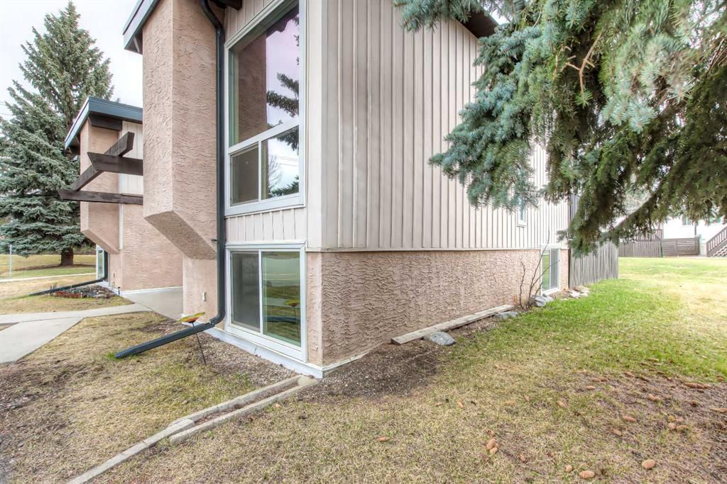 172 Oaktree Lane SW, Calgary — photo 3 of 23