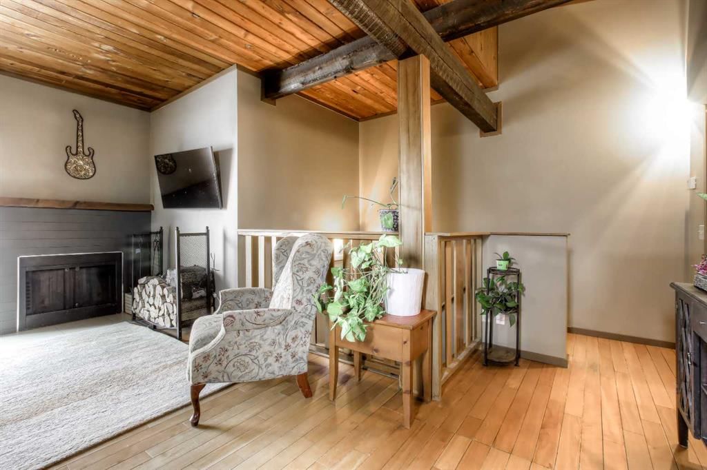 172 Oaktree Lane SW, Calgary — photo 4 of 23