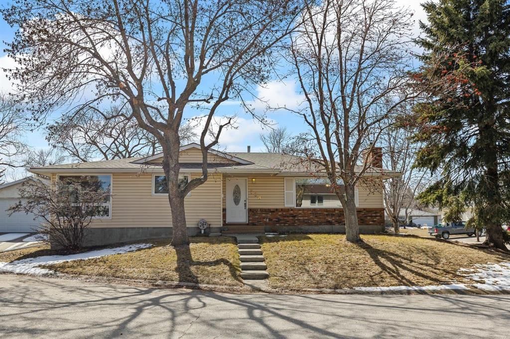 308 Lynnover Way SE, Calgary — photo 2 of 42