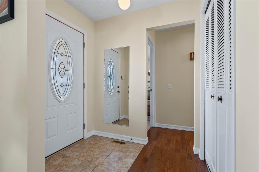 308 Lynnover Way SE, Calgary — photo 3 of 42