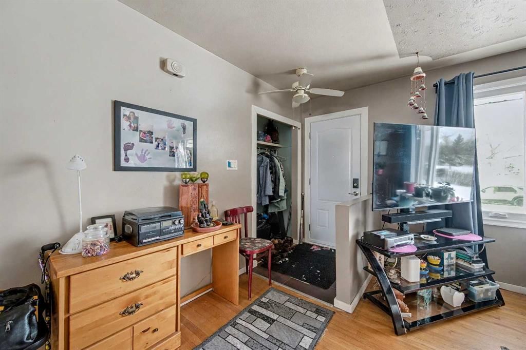 2428 46 Street SE, Calgary — photo 2 of 32