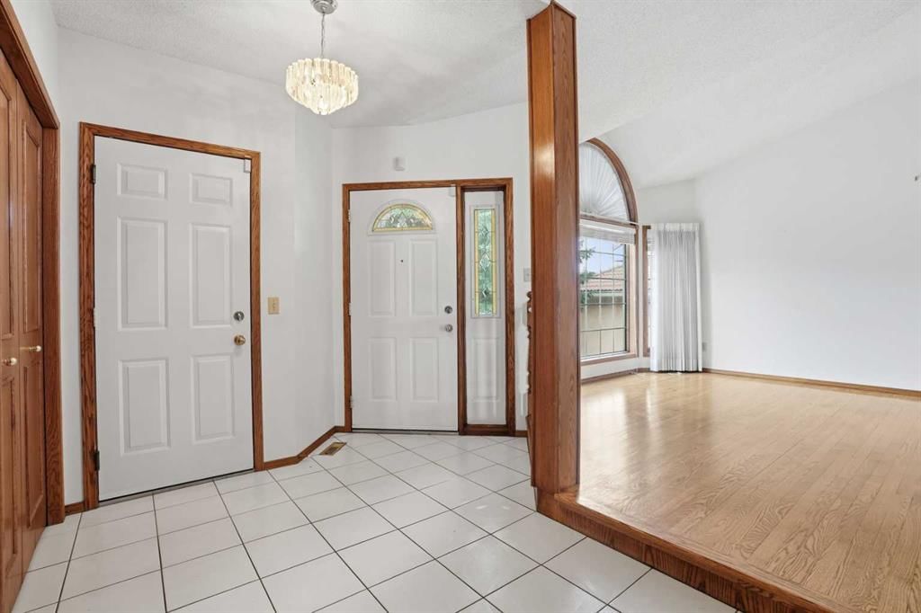 163 Sandringham Road NW, Calgary — photo 2 of 50