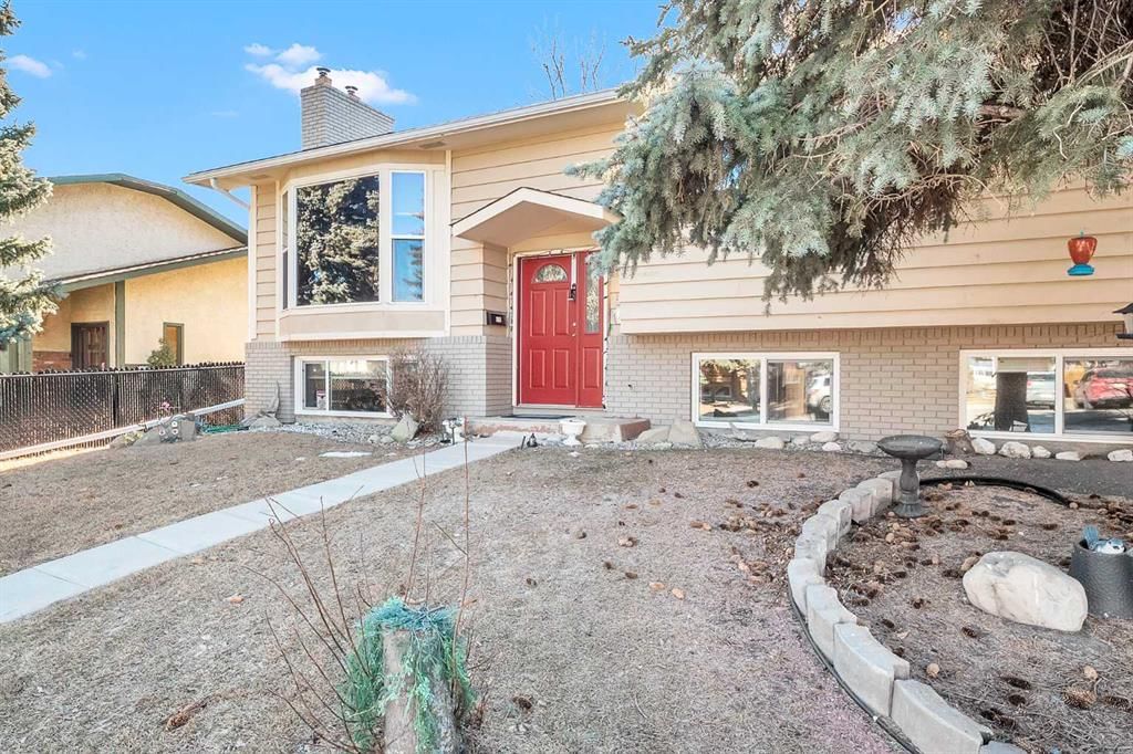 51 Bermondsey Place NW, Calgary — photo 2 of 49