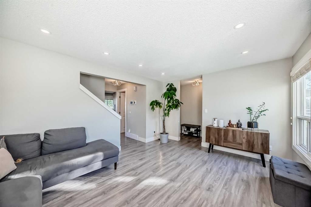 3920 44 Avenue NE, Calgary — photo 3 of 22