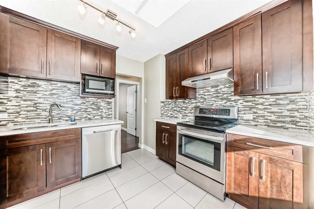 319 45 Avenue SW, Calgary — photo 5 of 26