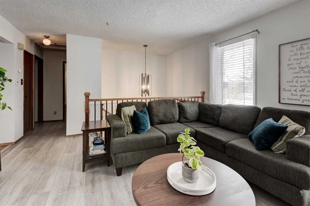 1204 Ranchlands Boulevard NW, Calgary — photo 4 of 36