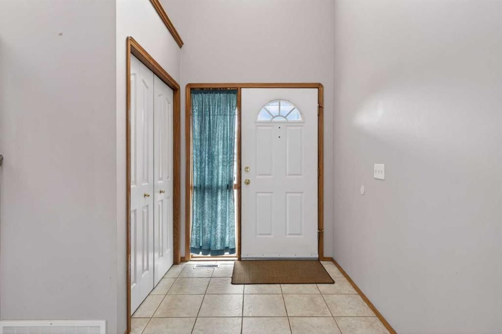 416 Douglas Glen Close SE, Calgary — photo 2 of 38