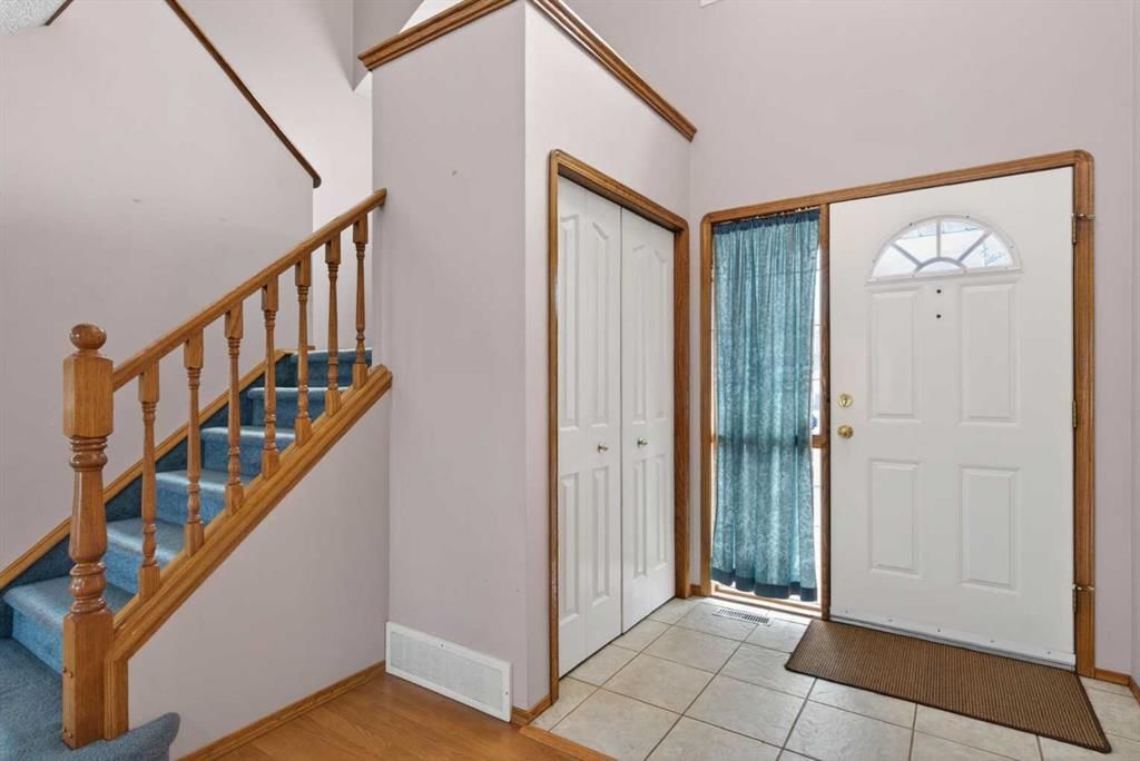 416 Douglas Glen Close SE, Calgary — photo 3 of 38